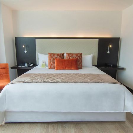 Four Points By Sheraton Куенка Екстериор снимка A bedroom at the hotel