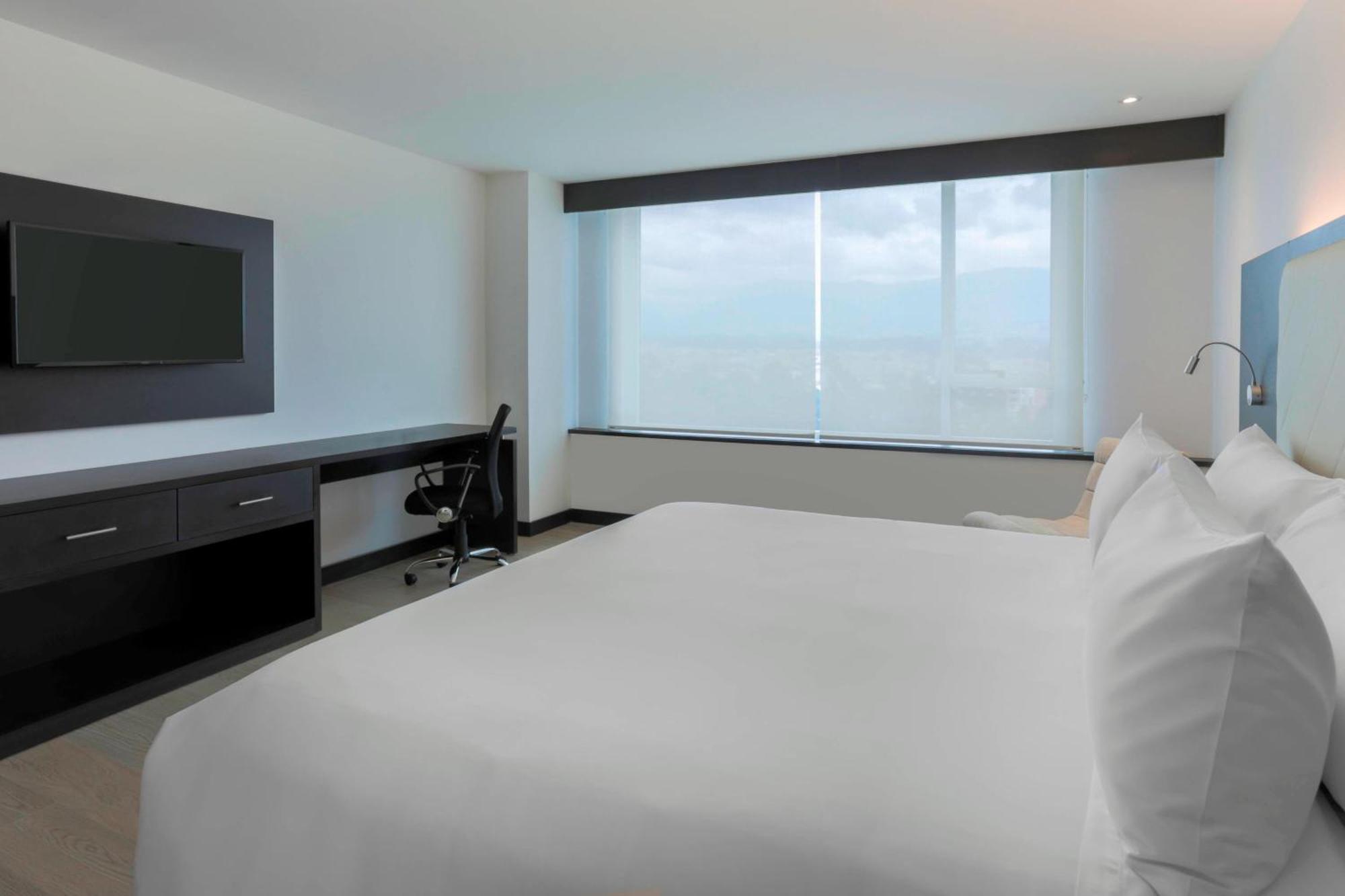 Four Points By Sheraton Куенка Екстериор снимка A room at the hotel
