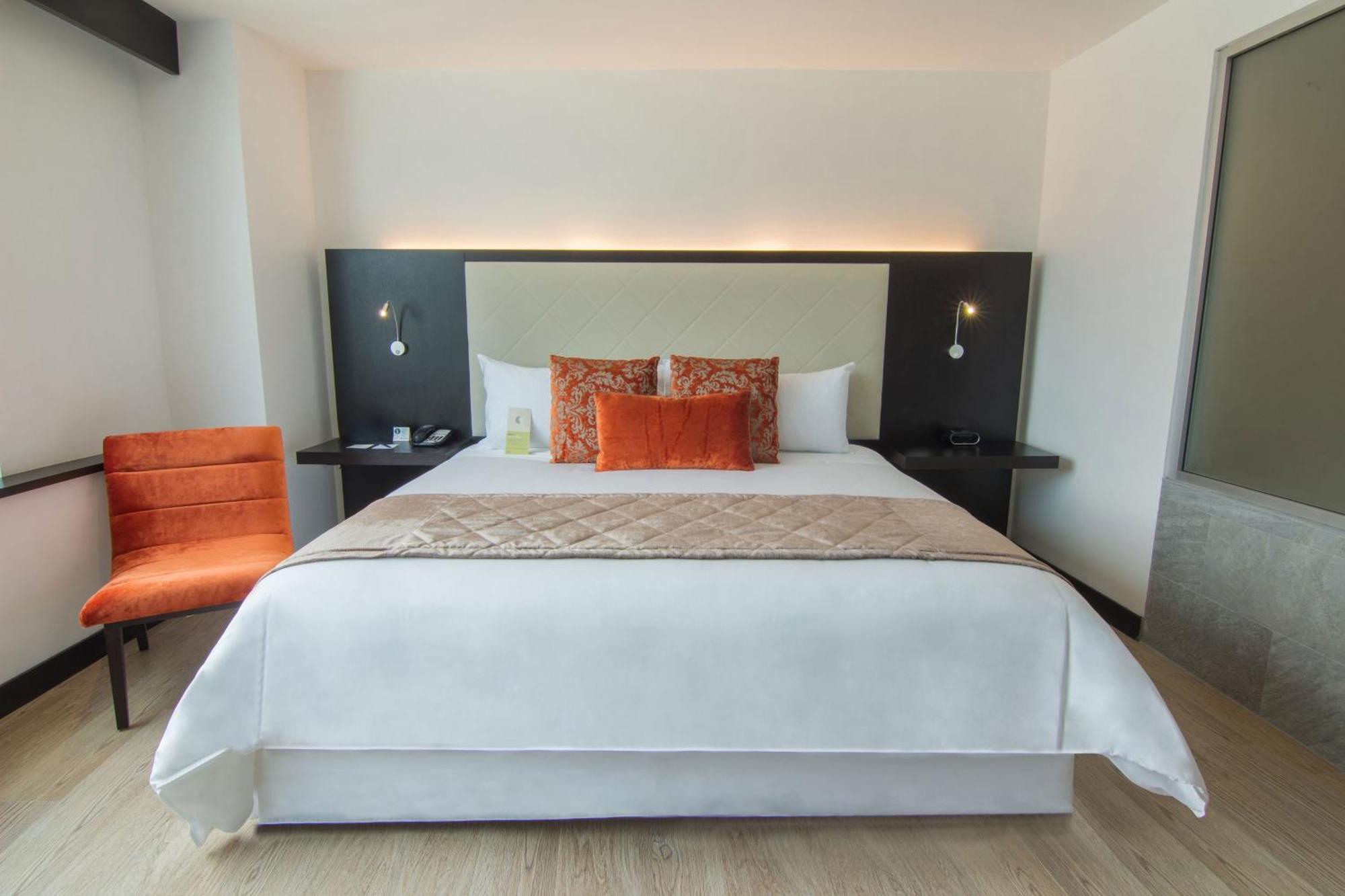 Four Points By Sheraton Куенка Екстериор снимка A bedroom at the hotel