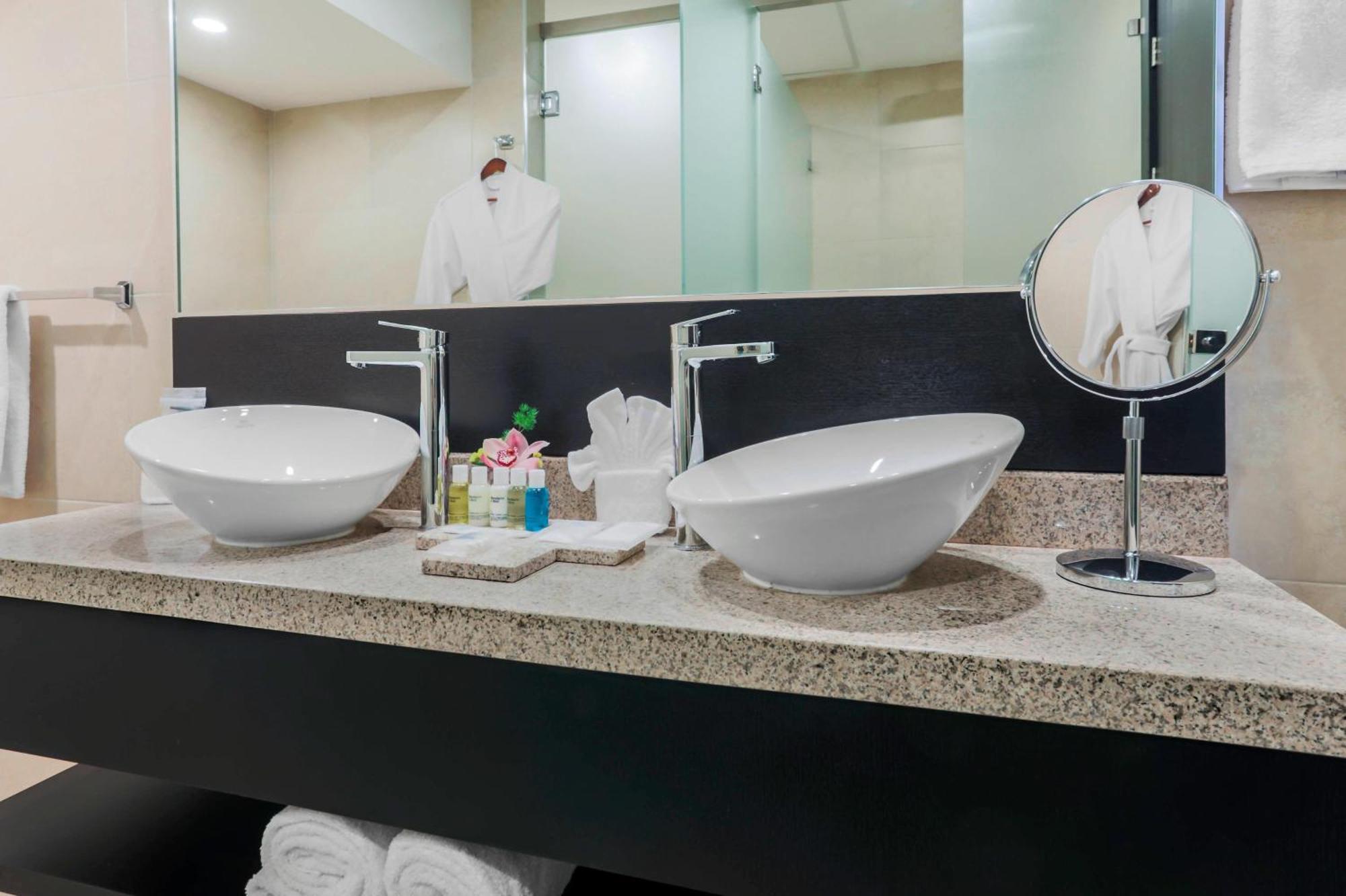 Four Points By Sheraton Куенка Екстериор снимка Bathroom