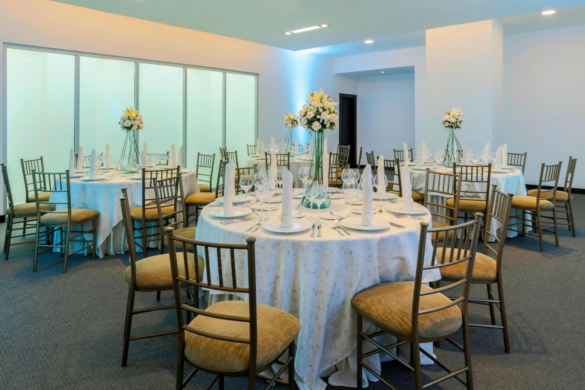 Four Points By Sheraton Куенка Екстериор снимка The interior of the ballroom