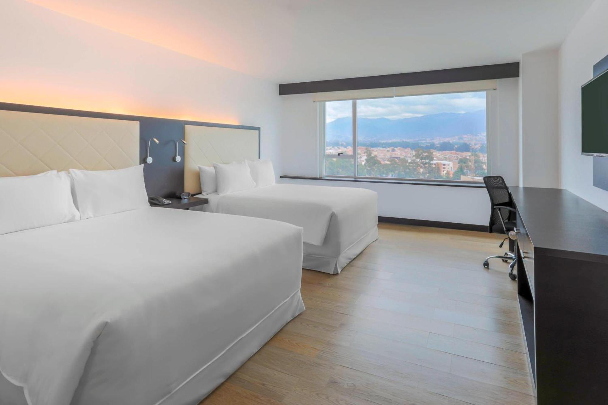 Four Points By Sheraton Куенка Екстериор снимка A room at the hotel