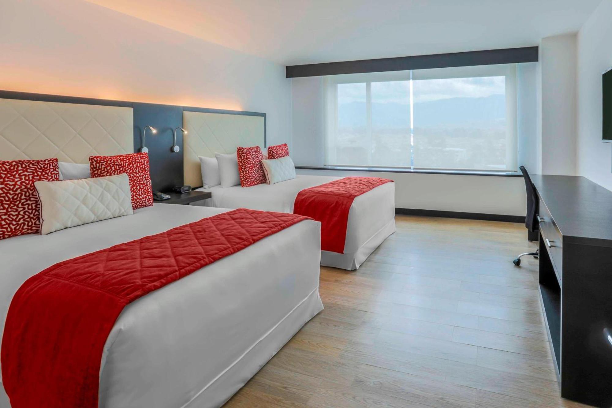 Four Points By Sheraton Куенка Екстериор снимка A room at the hotel