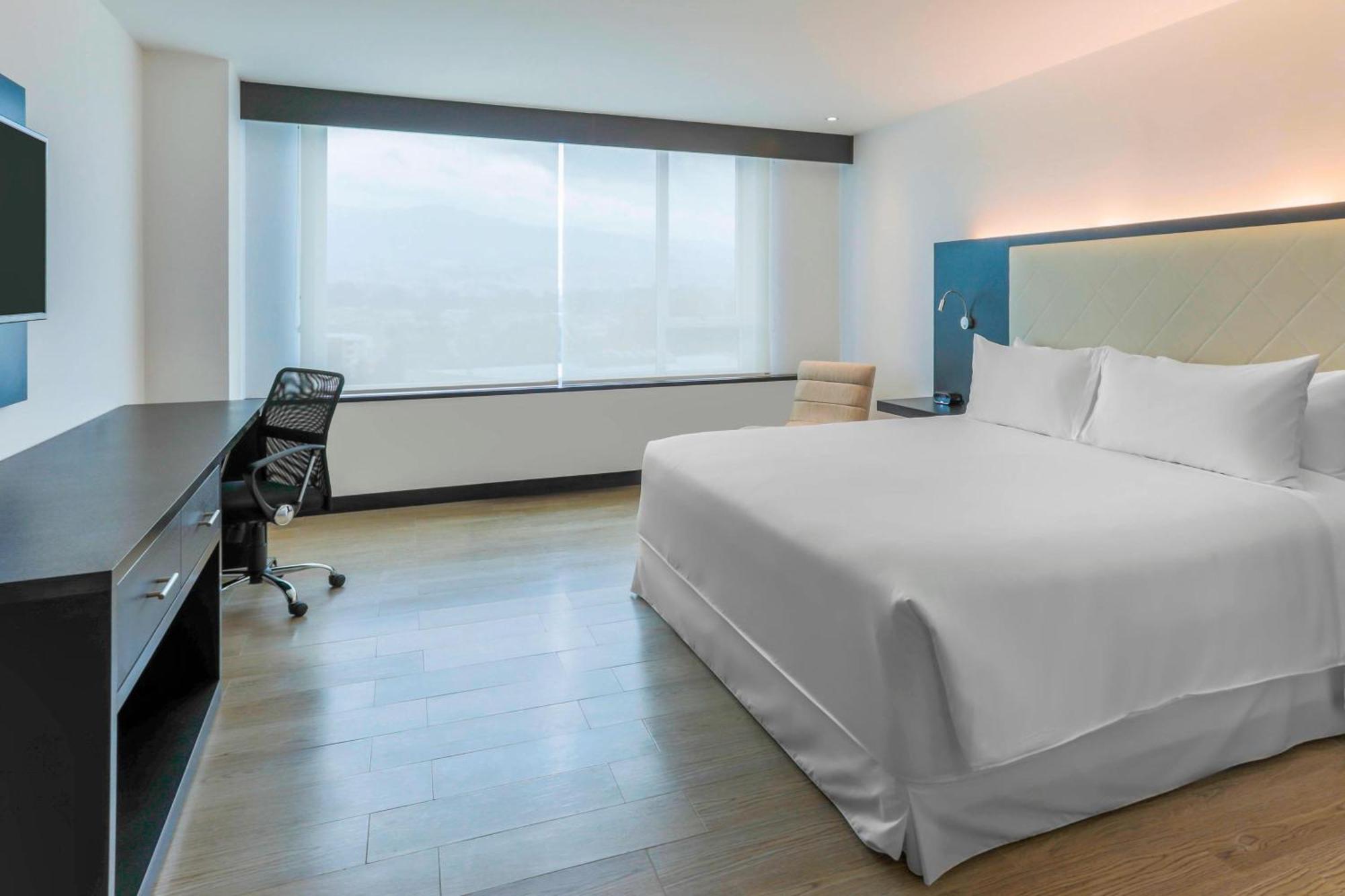Four Points By Sheraton Куенка Екстериор снимка A room at the hotel