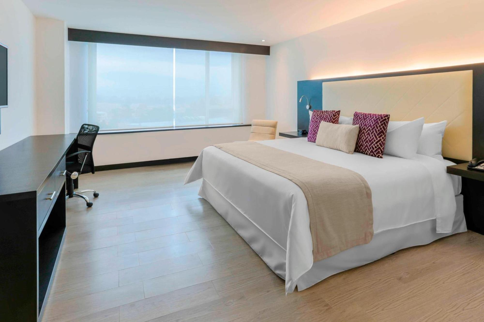 Four Points By Sheraton Куенка Екстериор снимка A room at the hotel